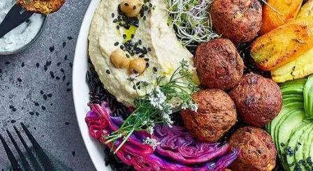 buddha bowl aux falafels & tzatziki