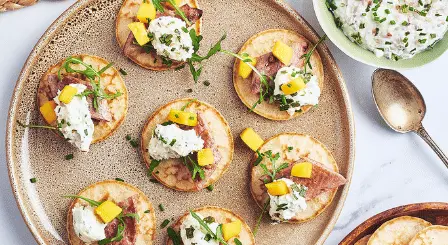 blinis de fromage frais aux aiguillettes de canard