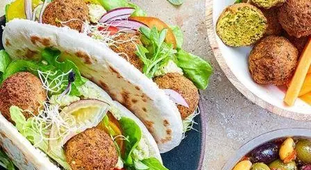 sandwich de pain pita aux falafels